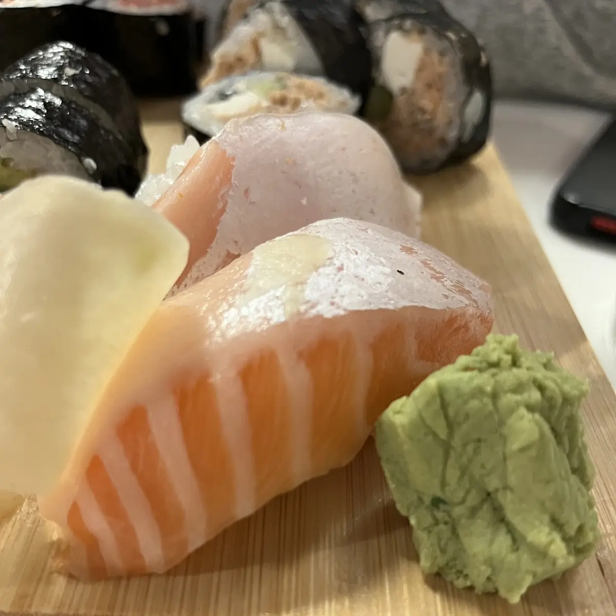 Spicy Salmon Roll (Spicy Sake-Maki) (6Pcs)