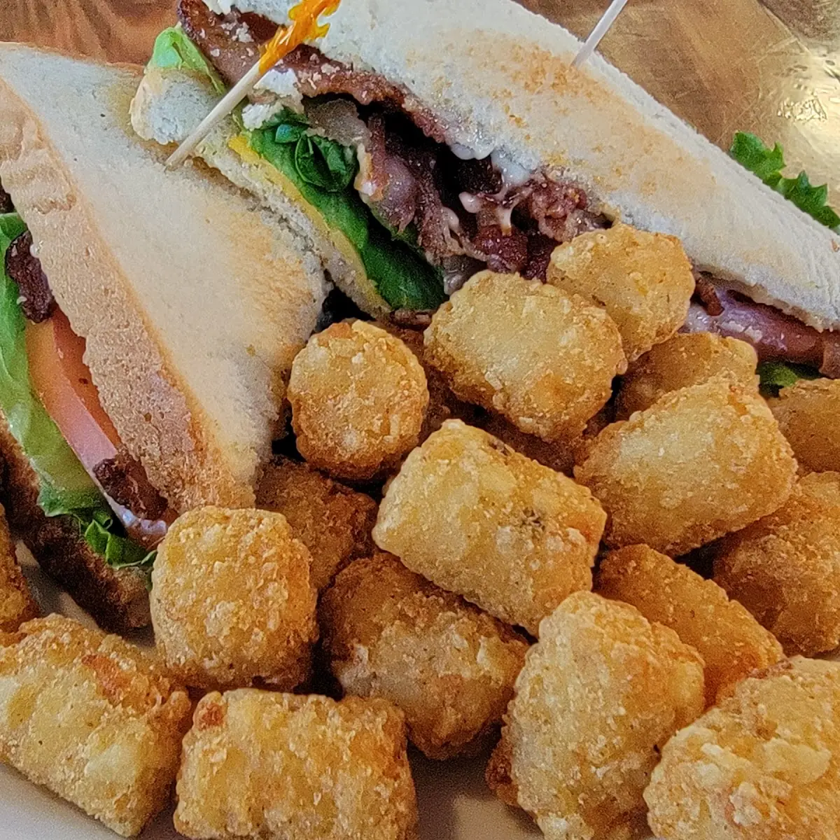 blt Sandwich with Tater Tots