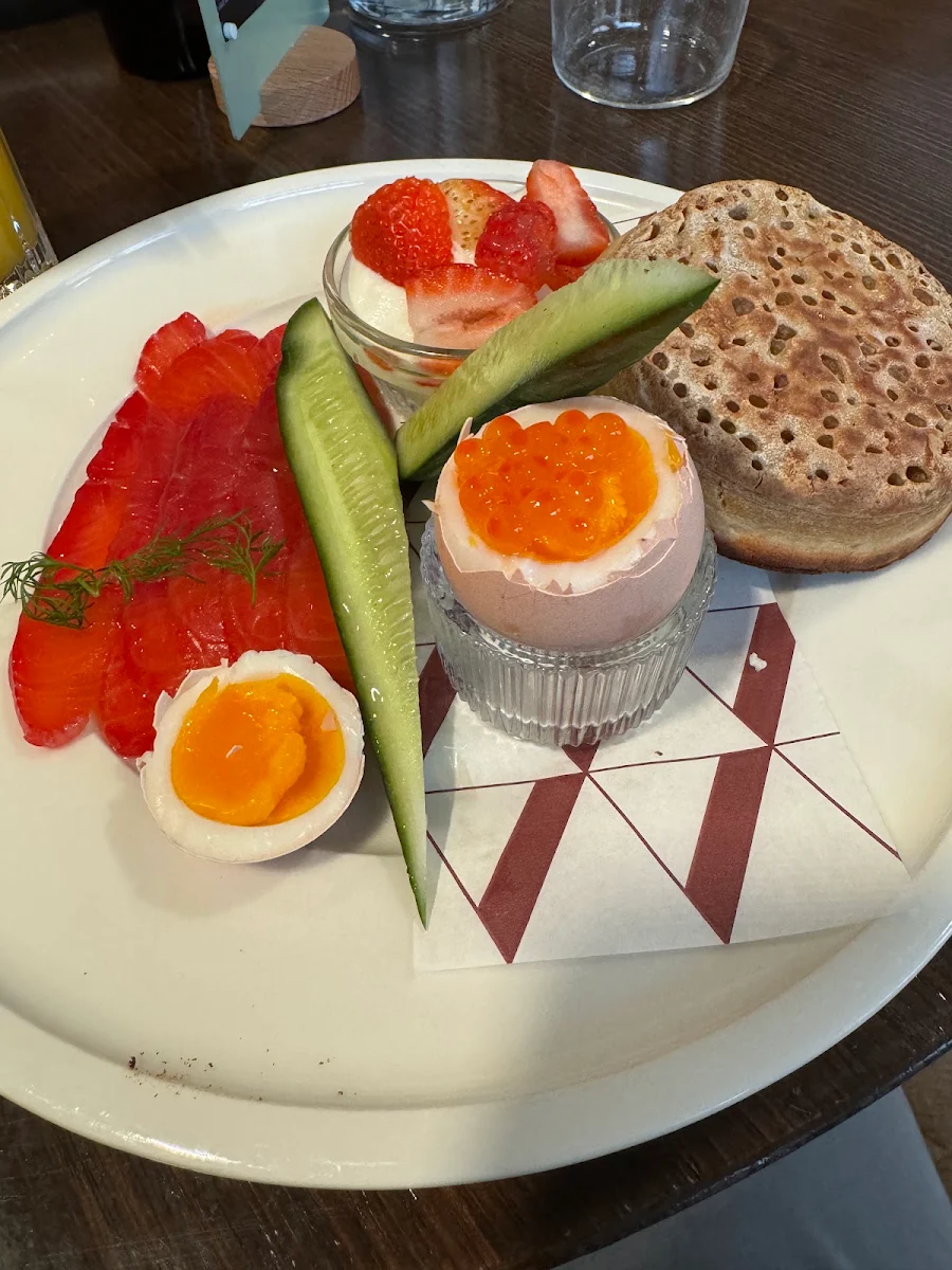 Continental Breakfast, Dame