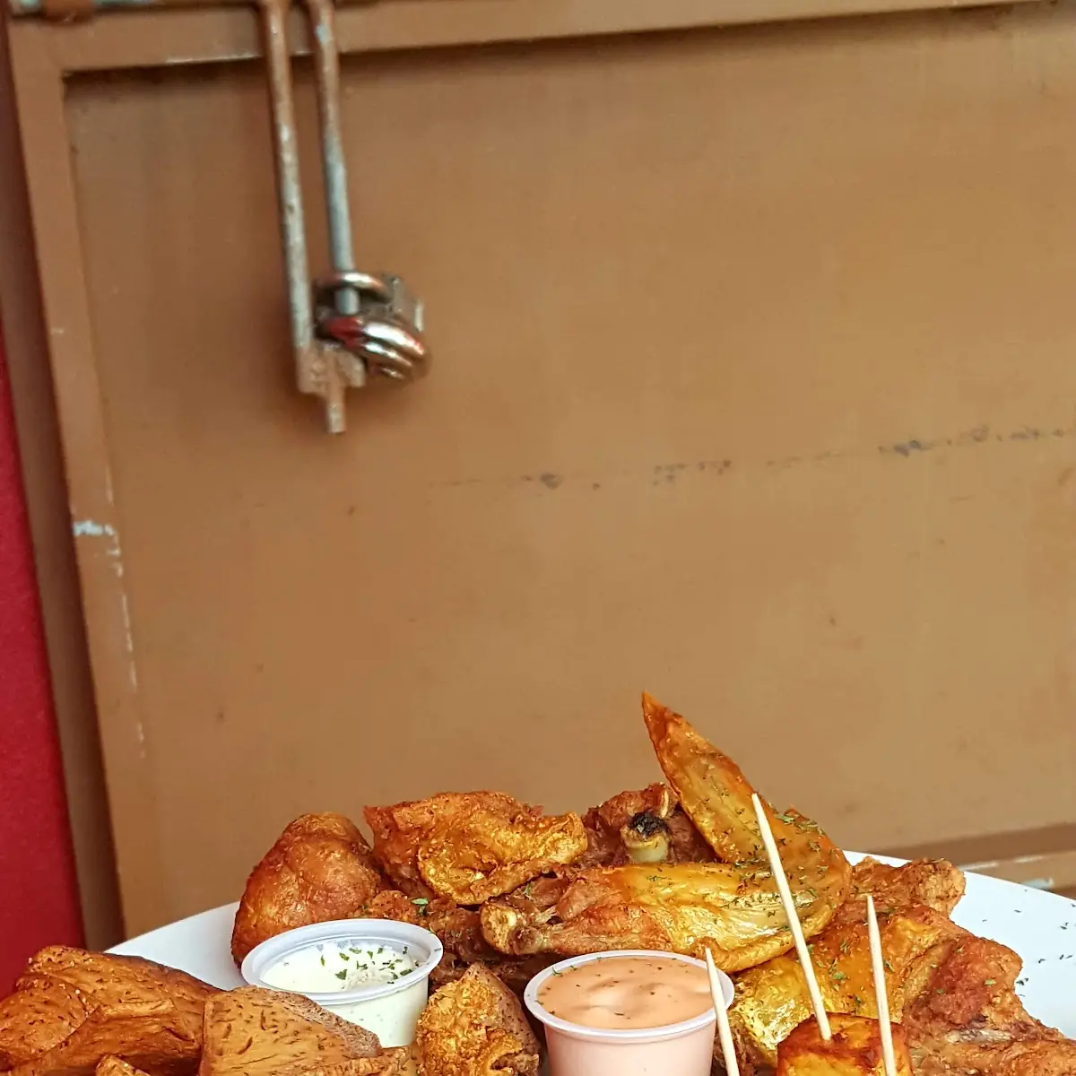 Sampler Chicken Wings Fried Cheese and Malanga Chips