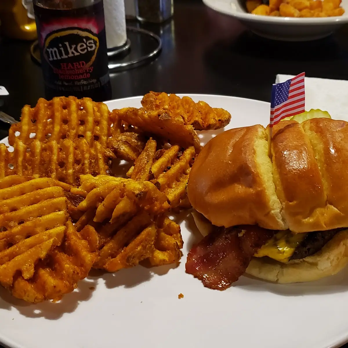 Bacon Cheeseburger w Waffle Fries