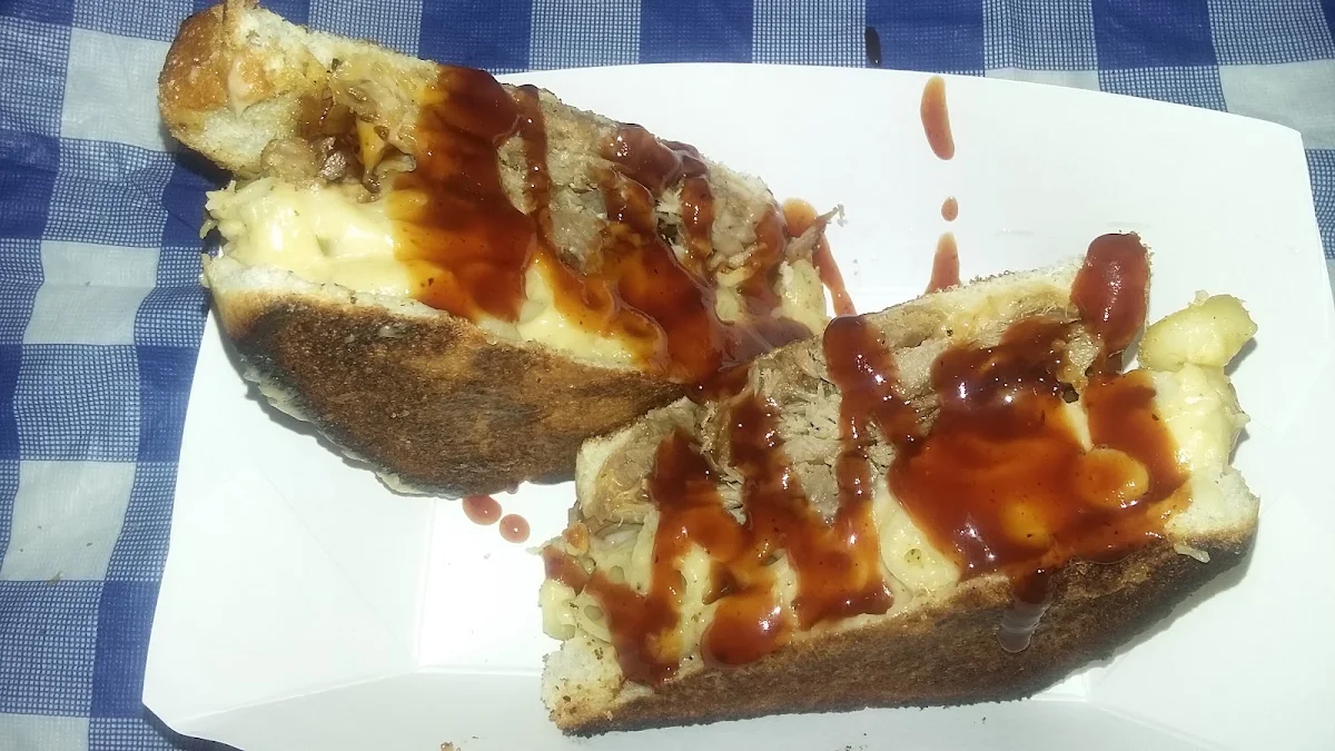 Baked Mac and Cheese Pulled Pork Samich
