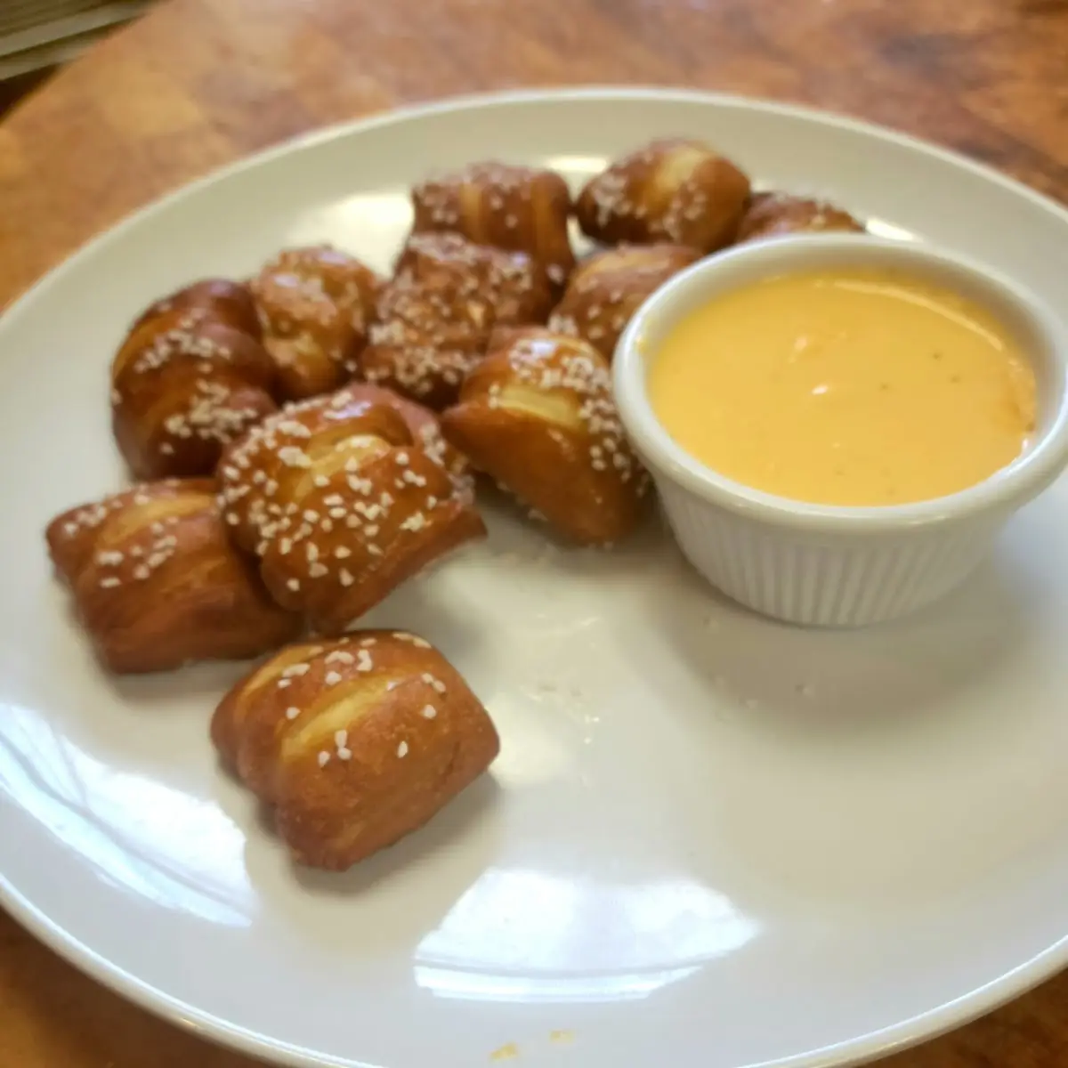 Pretzel Bites w Beer Cheese