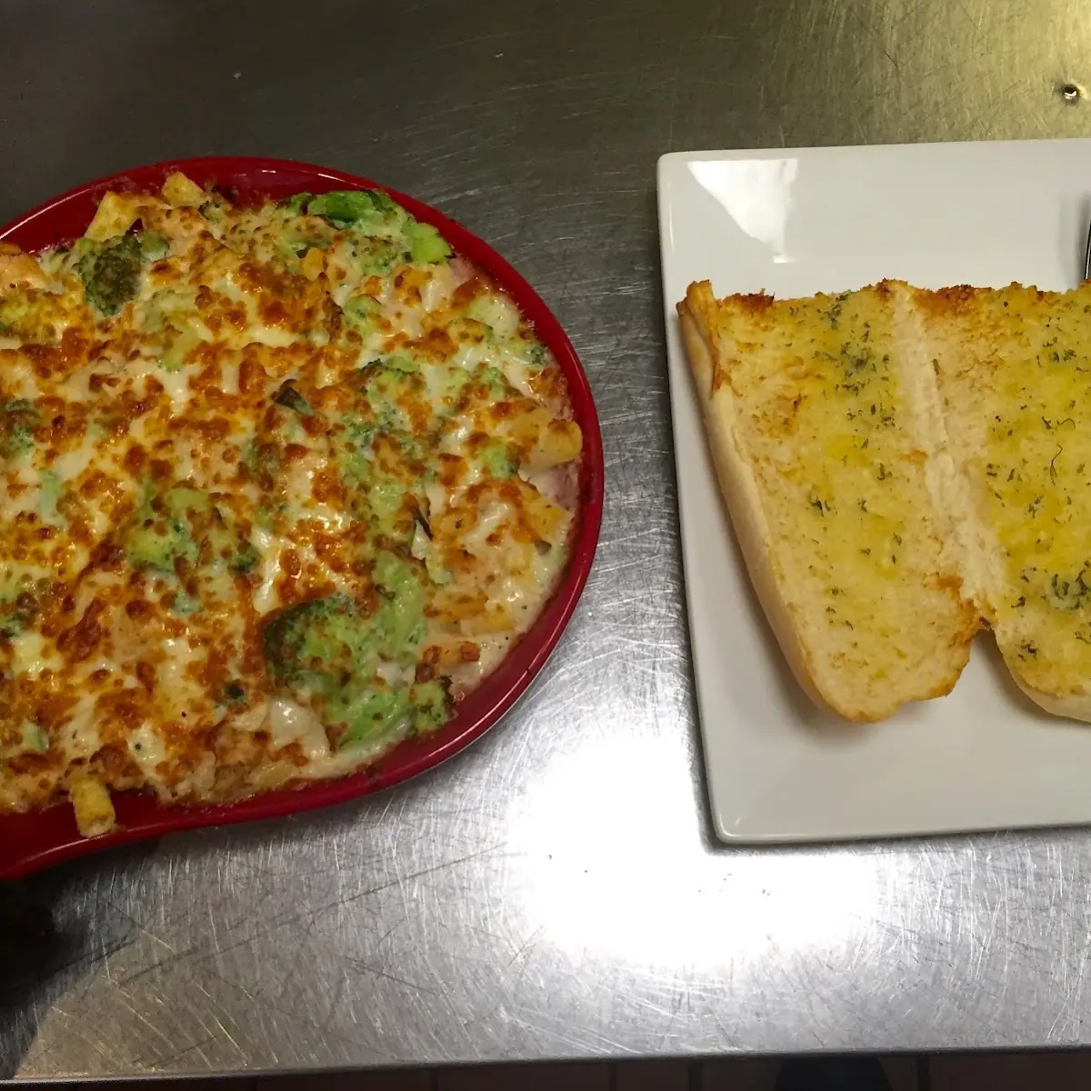 Chicken Broccoli Alfredo Pasta with Garlic Bread