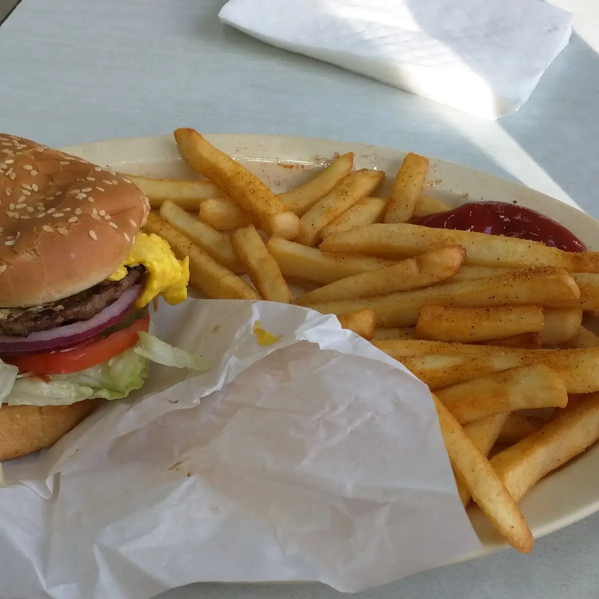 Burger w Fried Egg & Fries