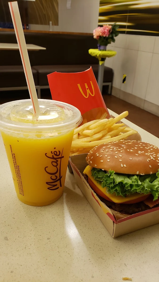 Quarter blt Fries and Orangejuice, McDonald's