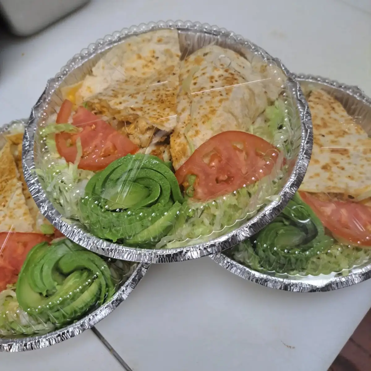 Quesadilla Con Ensalada Verde Y Aguacate