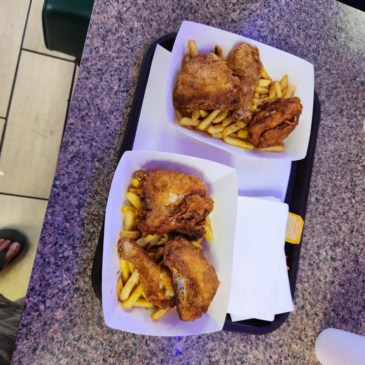 Pollo Con Papas Fritas Muy Bueno