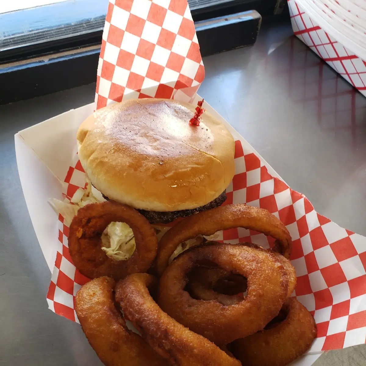 Classic Burger w Onions Rings