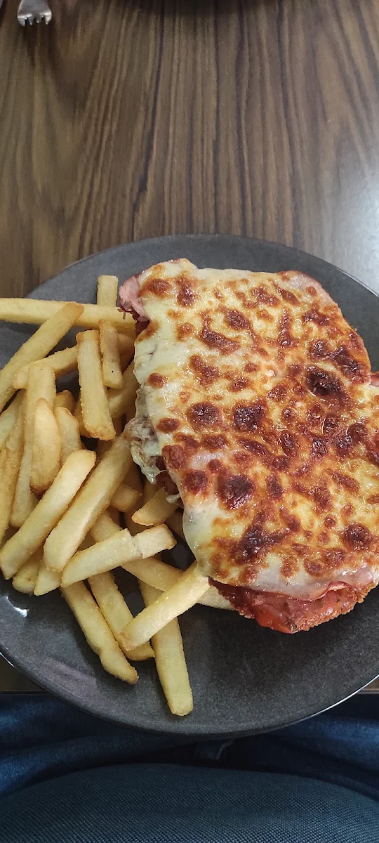 Chicken Parmigiana Large, LAKE WALLACE HOTEL EDENHOPE