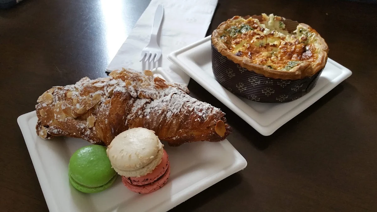 Quiche Macarons Croissant