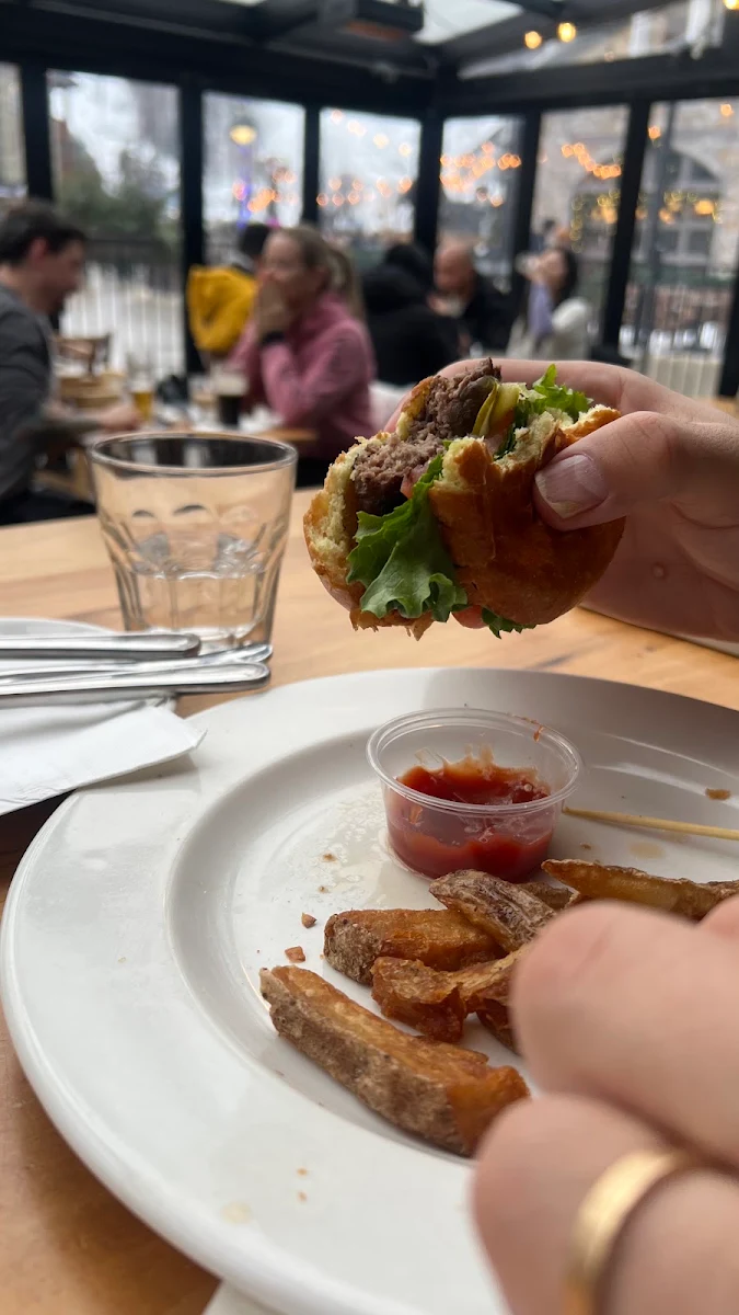 Hamburger, MJ Byrne's Irish Pub