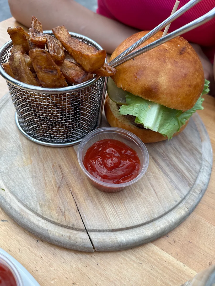 MJ’S Burger, MJ Byrne's Irish Pub