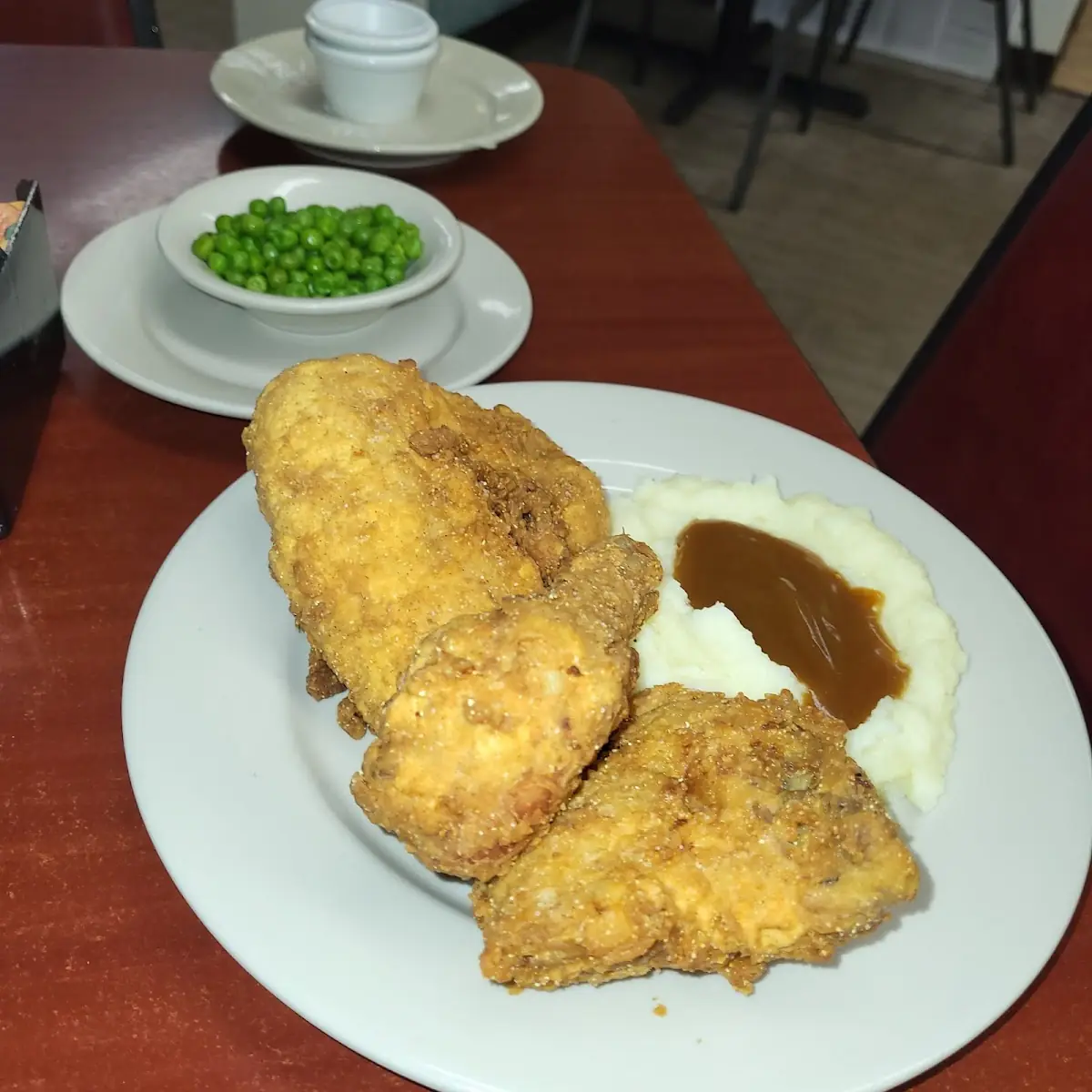 Fried Chocken with Mashed Potatoes and Gravy and Peas
