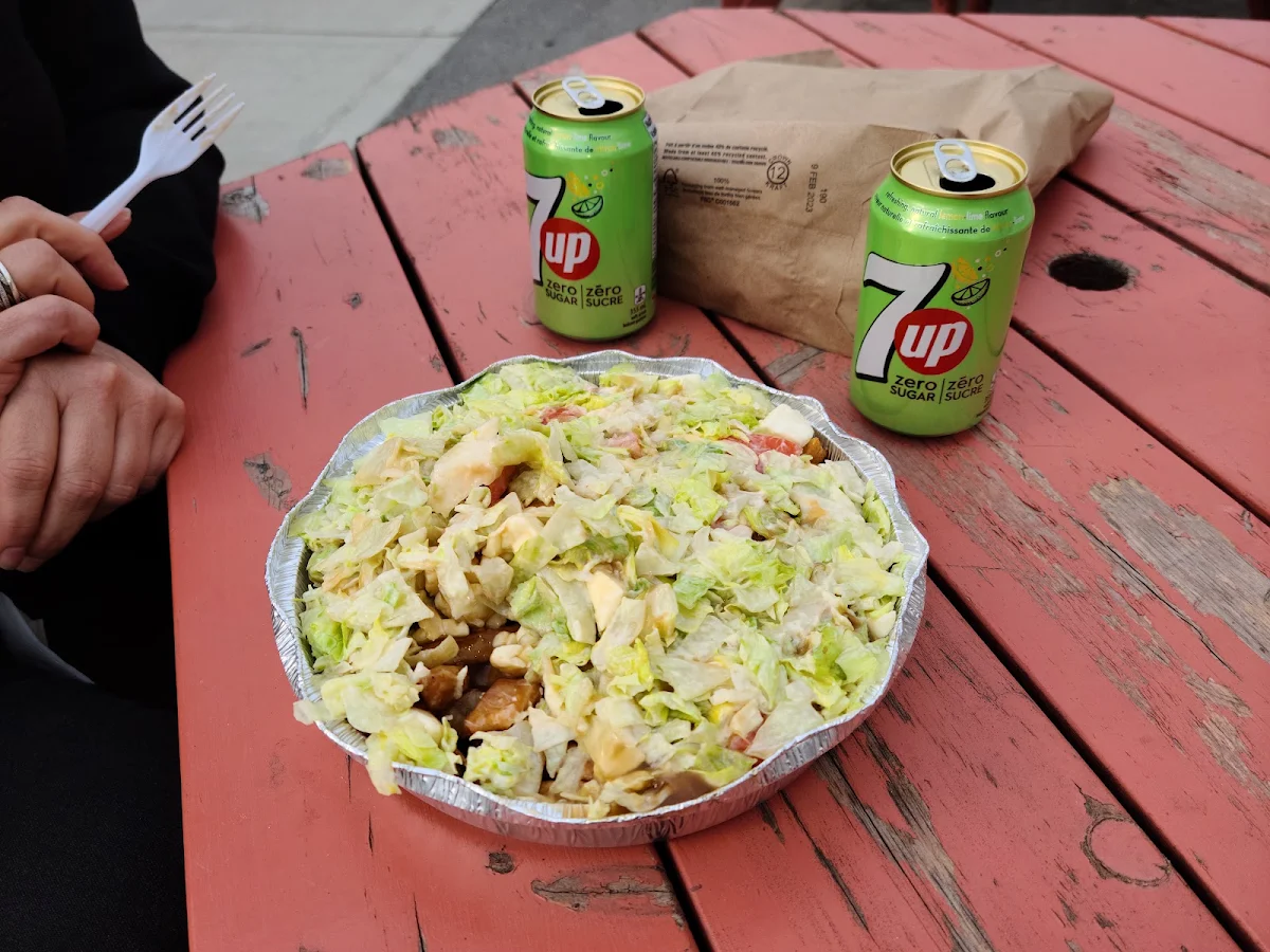 Poutine A la Salade la Meilleure Au Monde, Cantine Chez Guylaine