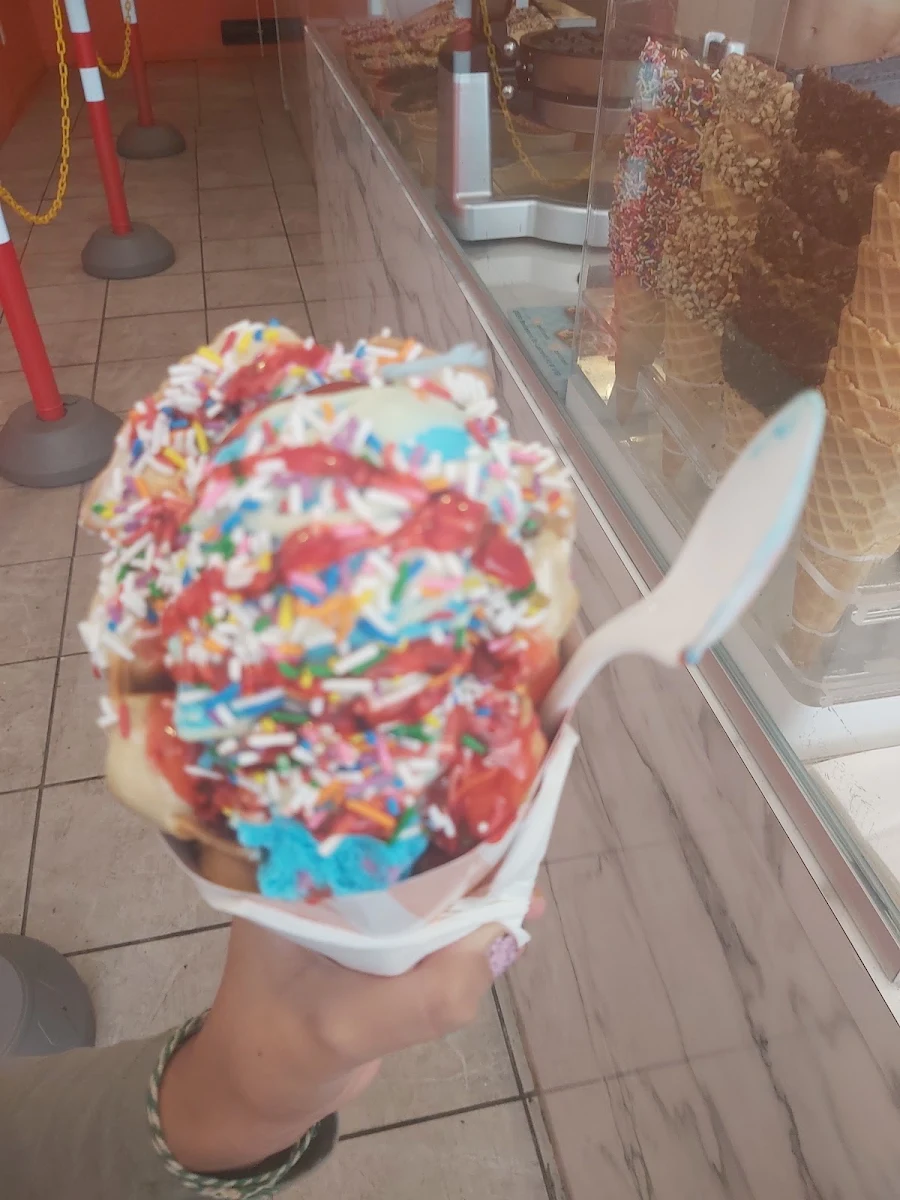 Party Cake Bubble Waffle Cone, Zettis crémerie crêperie