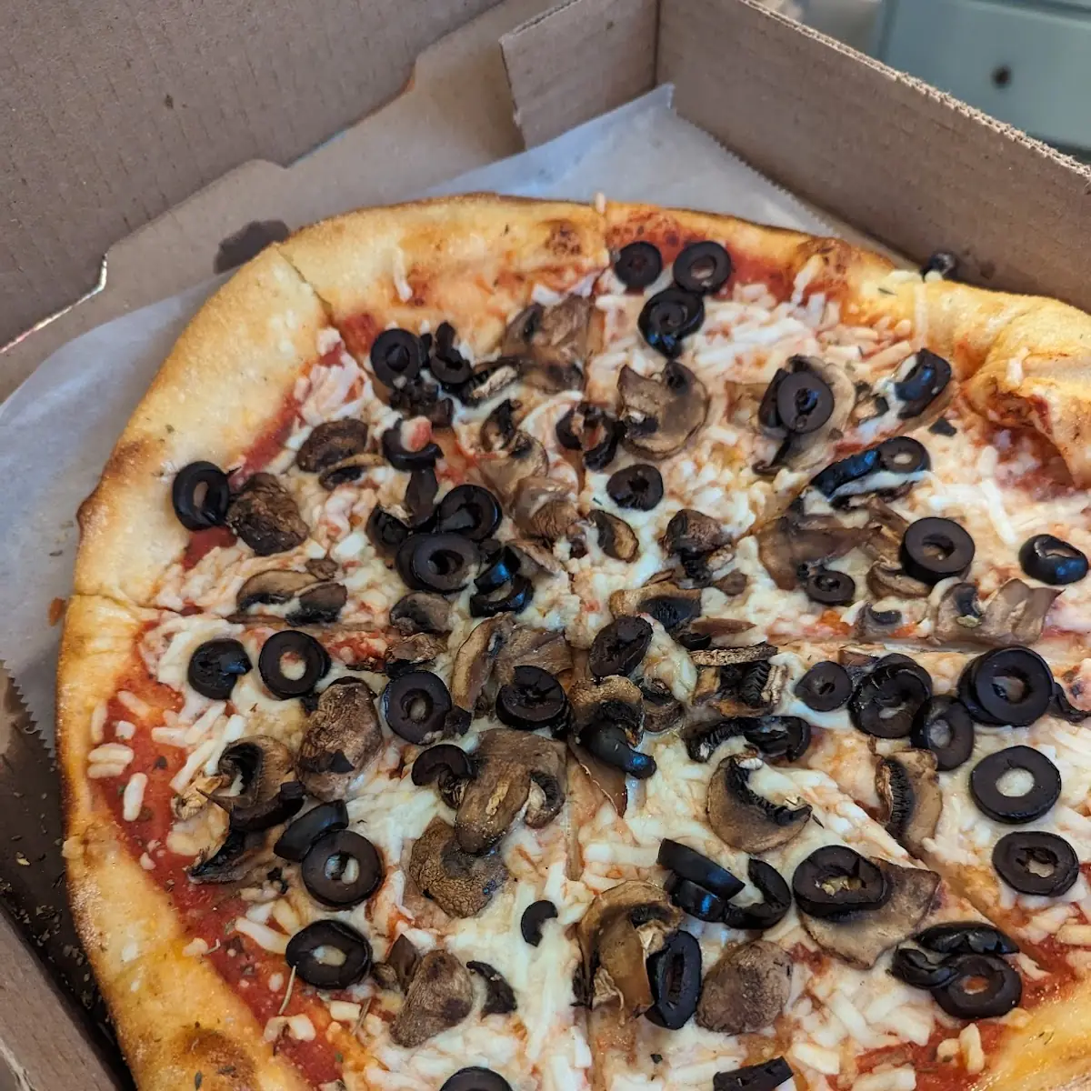 Mushroom and Olive Pizza w Vegan Cheese