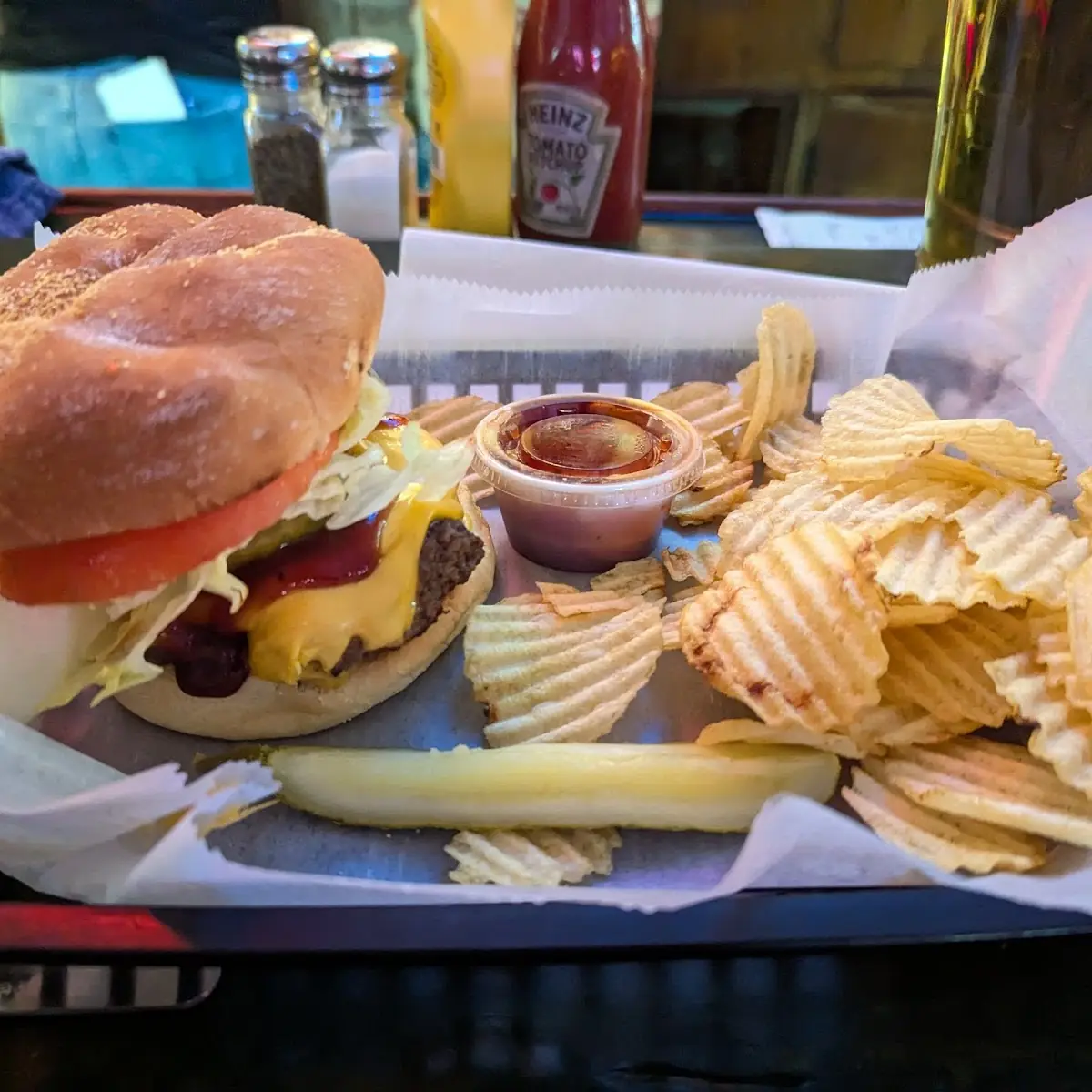 Cheeseburger with Potato Chips