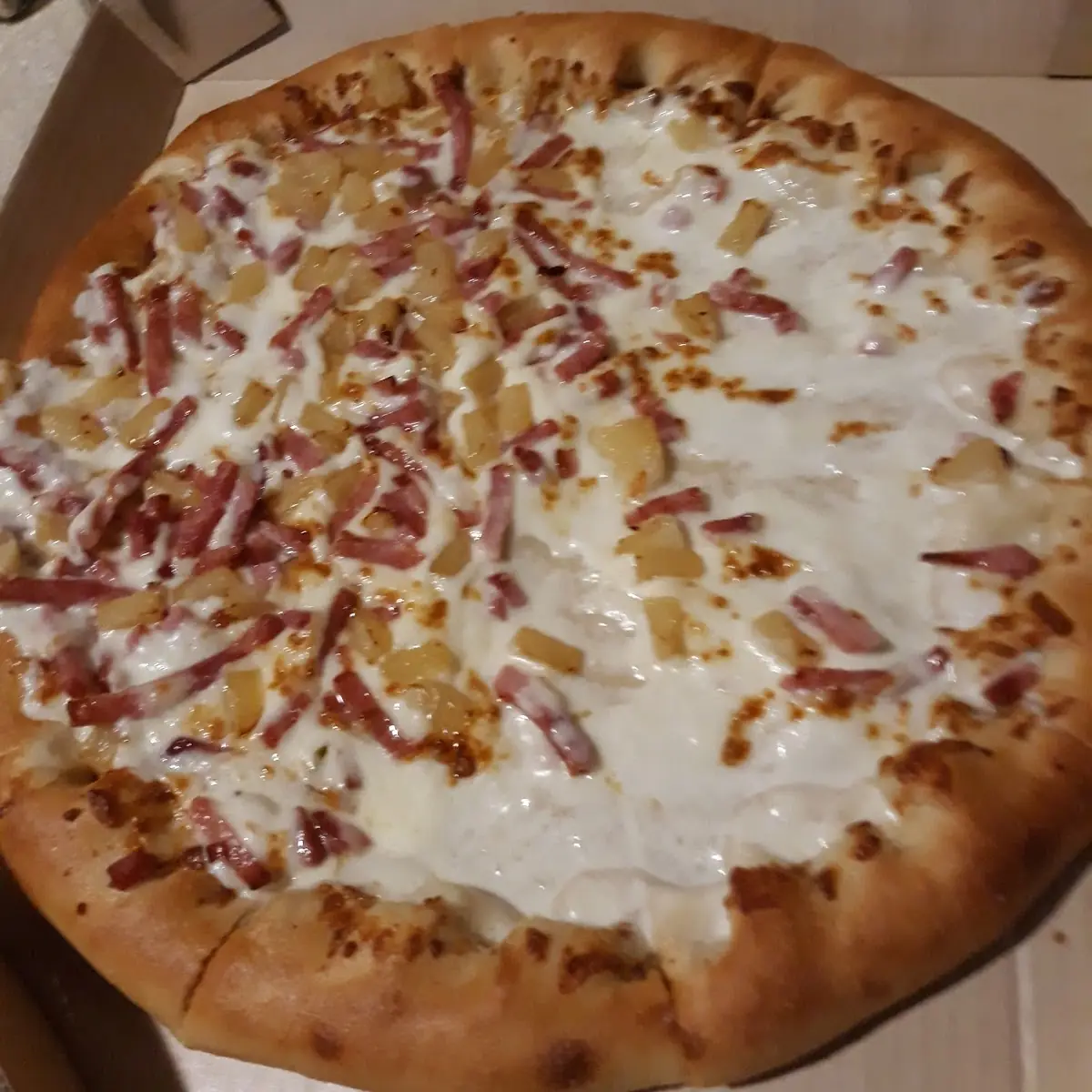 Stuffed Crust with Ham and Pineapple