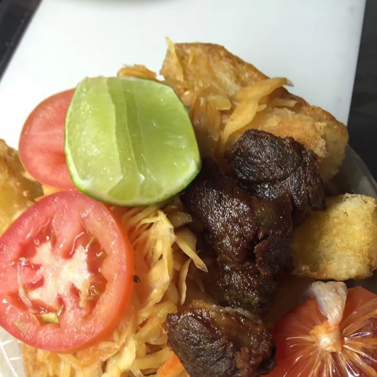 Chicharrones Con Yuca Frita