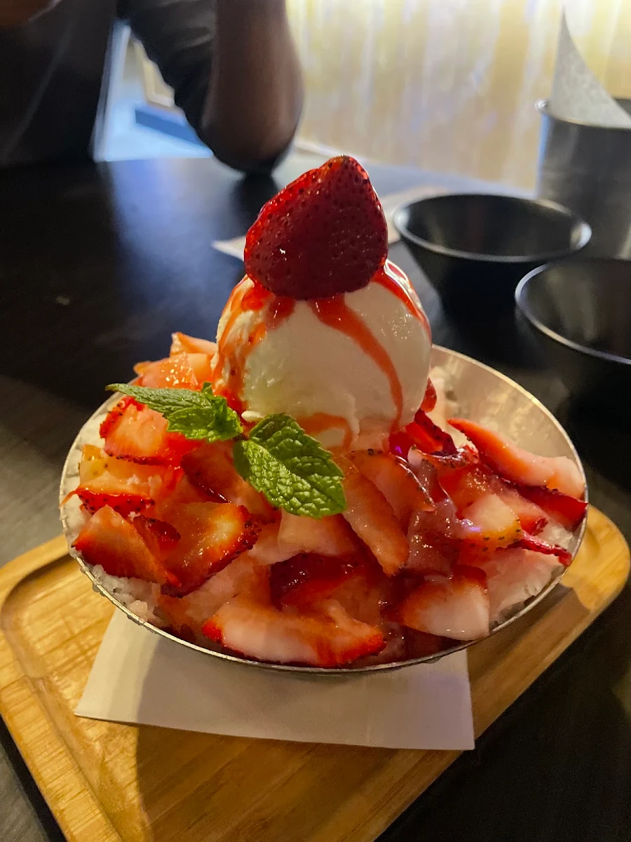 Mango Bingsu with Shaved Ice Frozen, Hanjan Oliver