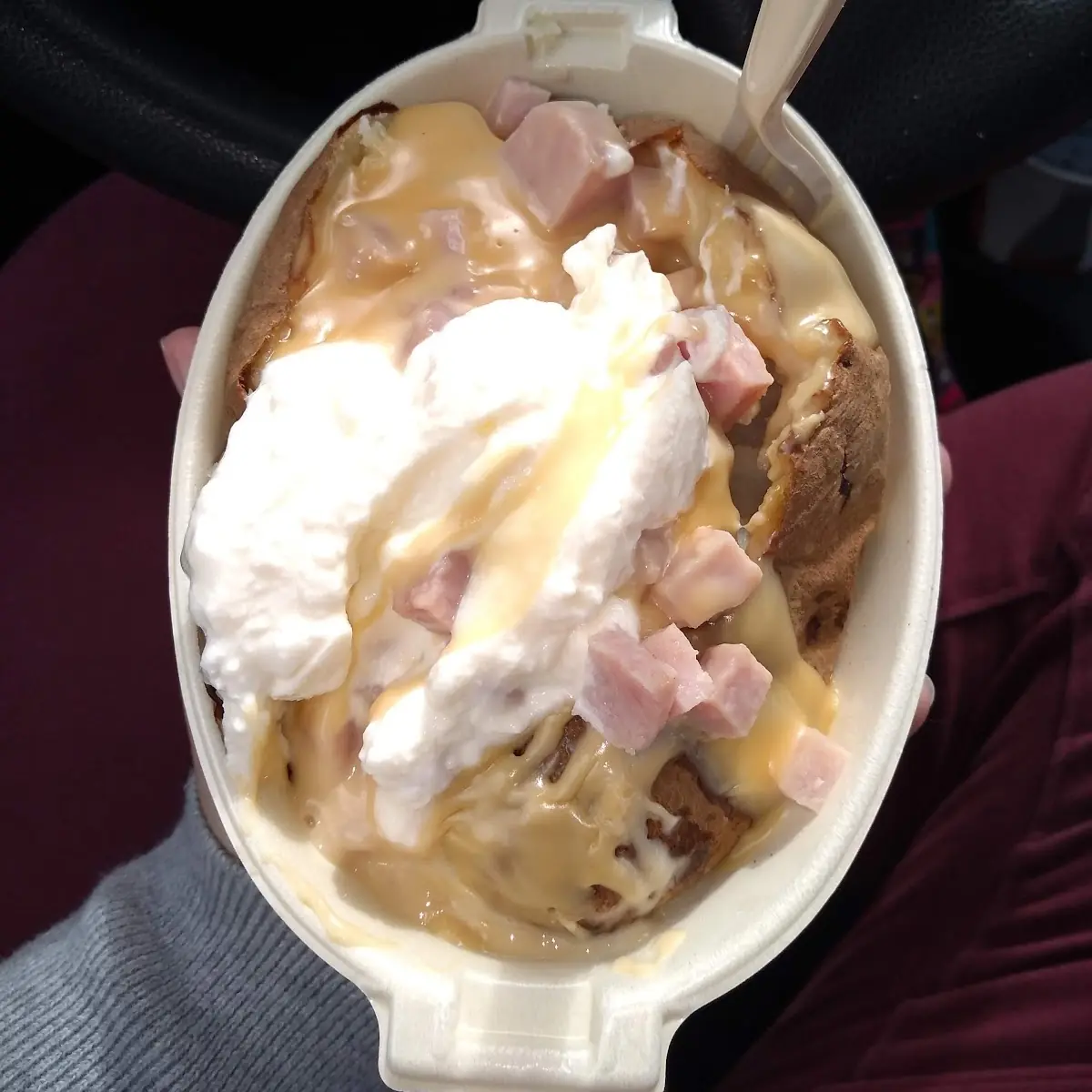 Papa Asada Con Queso Jamón Y Sobre Cream