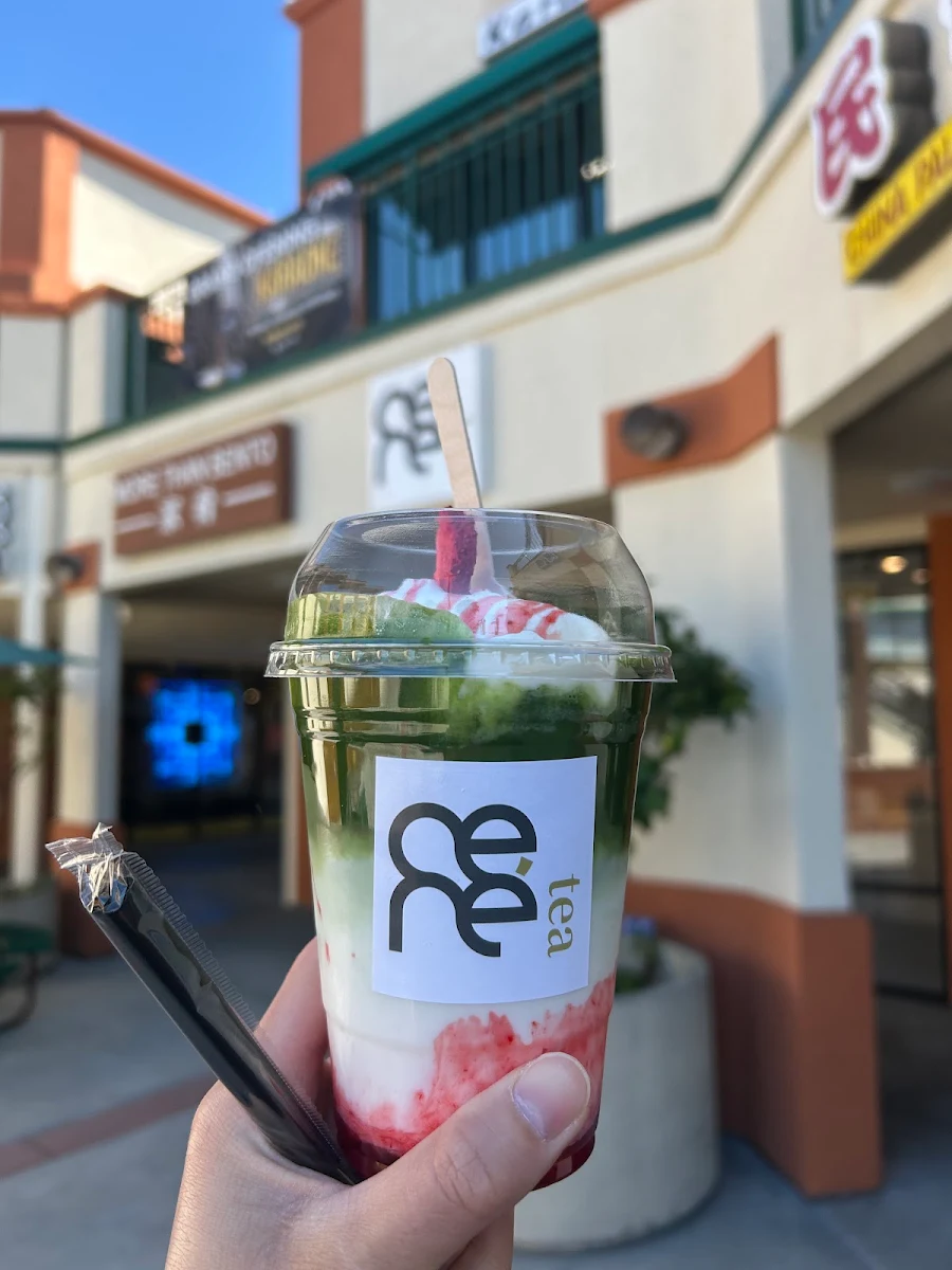 Strawberry Matcha Einspanner