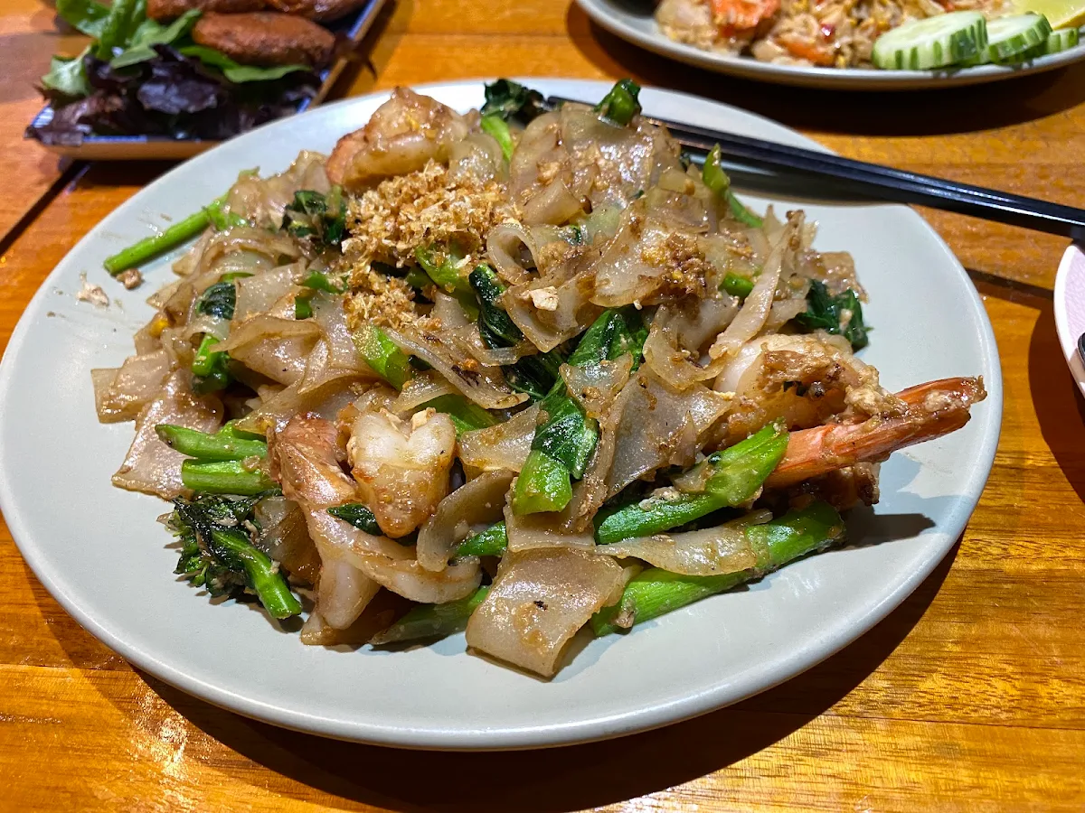 Pad See EW, ถั่วทอง TuaThong Thai Restaurant