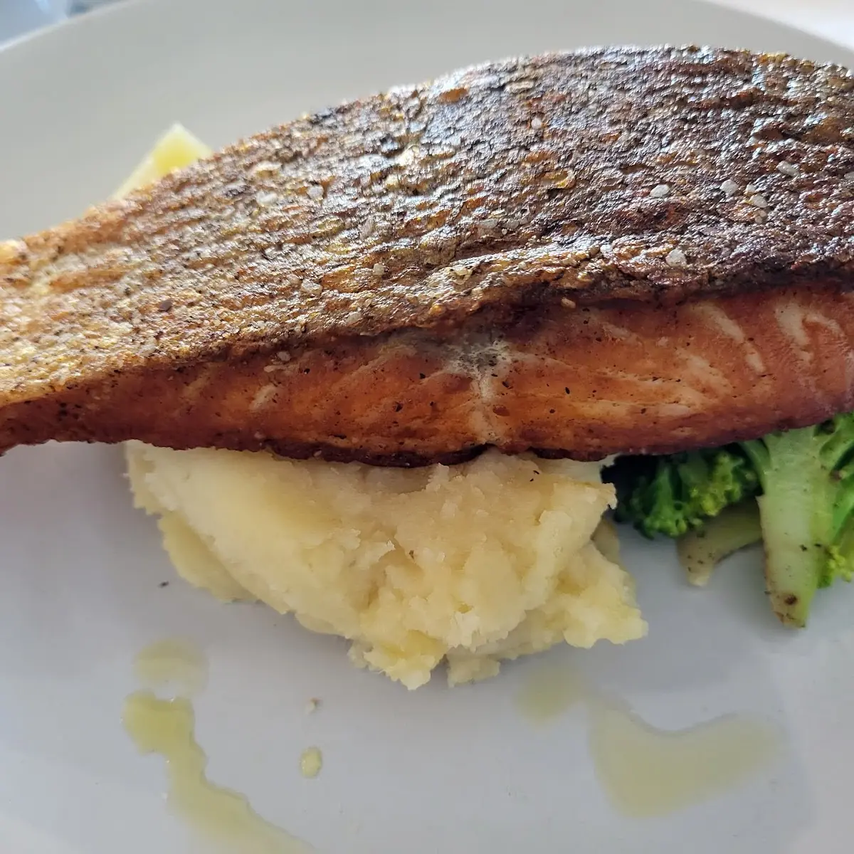 Salmon with Mashed Potatoes and Broccoli