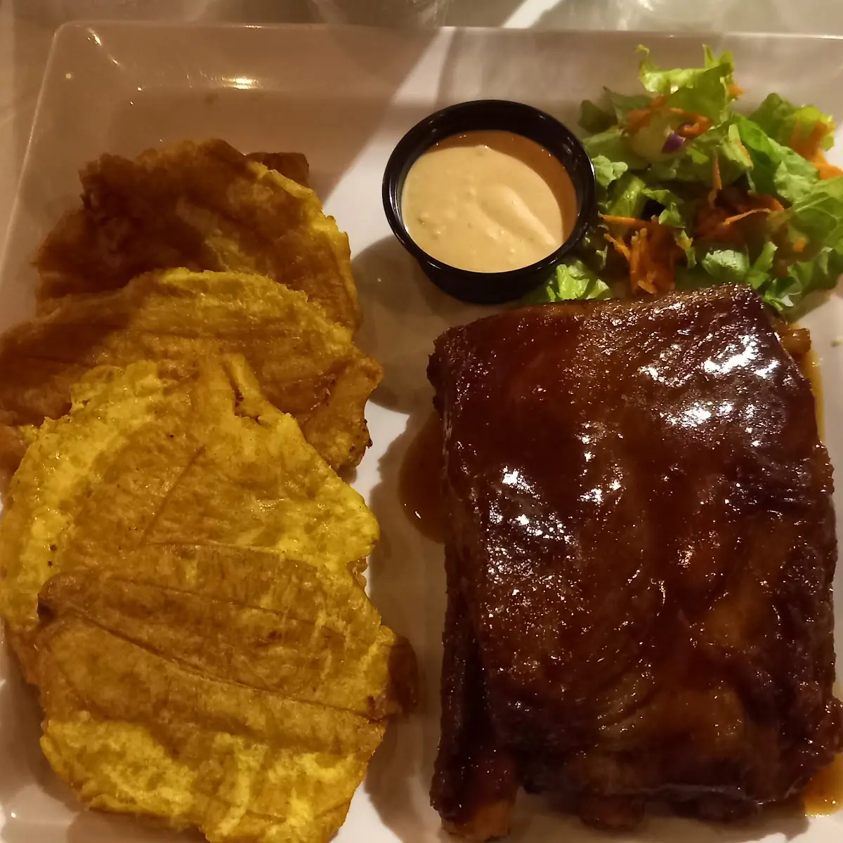 Costillas BBQ Con Tostones