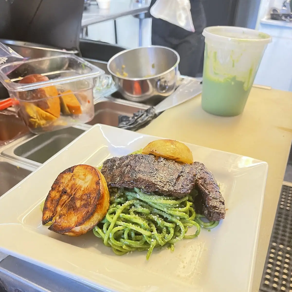 Tallarines Verdes Con Bistec