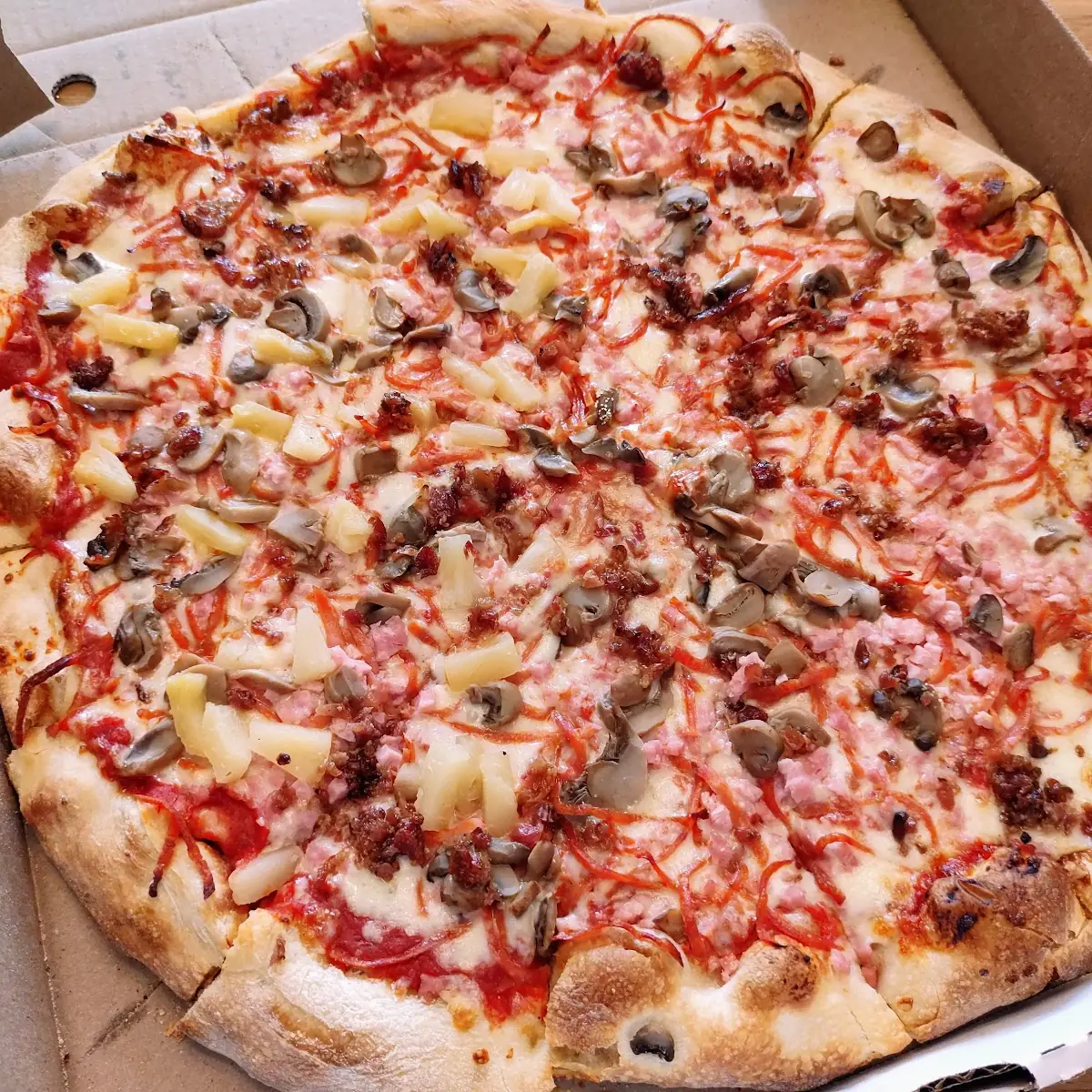 Canadian Pizza with Pineapple