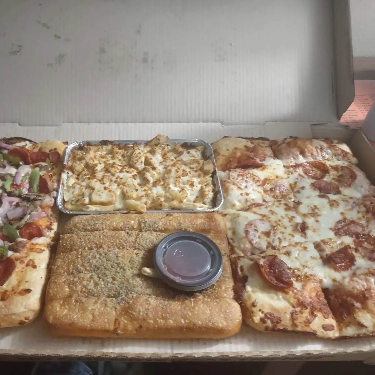 Big Dinner Box with Bread Sticks and Pasta