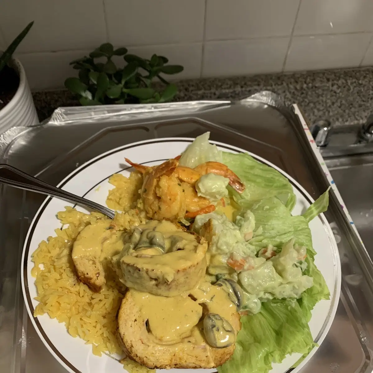 Rollos de Pechuga En Crema de Champiñones Camarones Guisados Ensalada Rusa