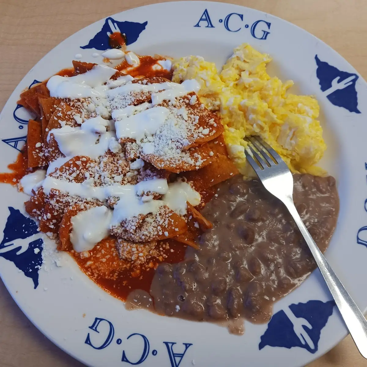 Chilaquiles Rojos Con Huevos Revueltos