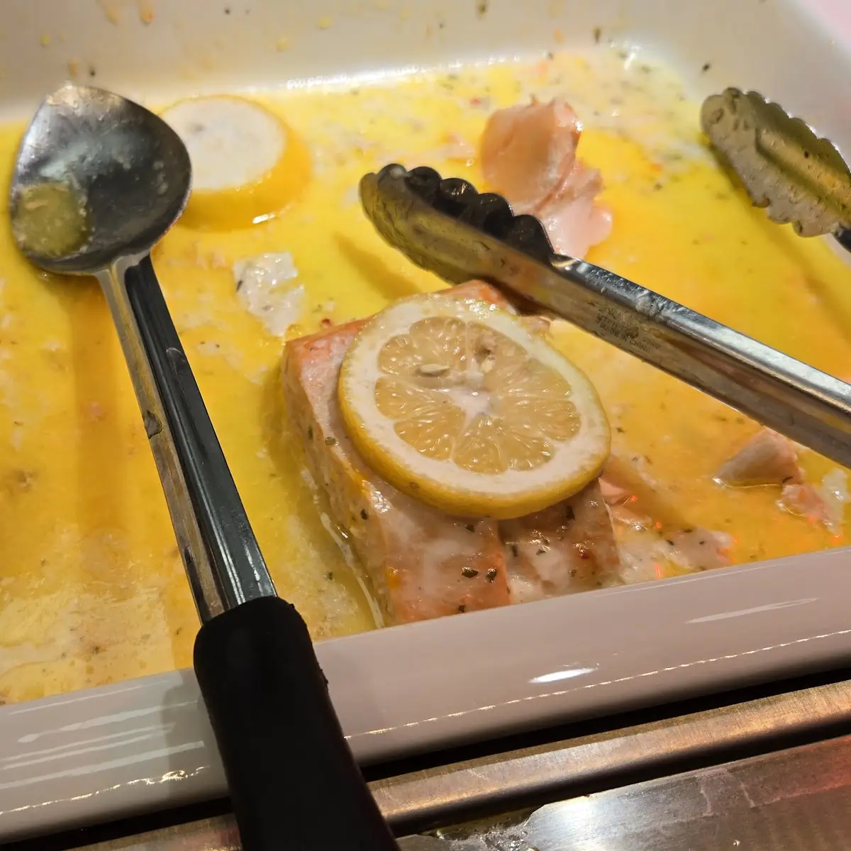 Grilled Salmon with Lemon Slices