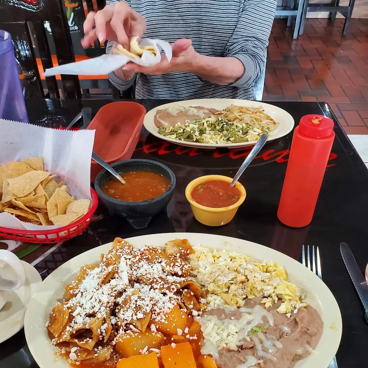 Enchiladas De Pollo Guisado En Chipotle
