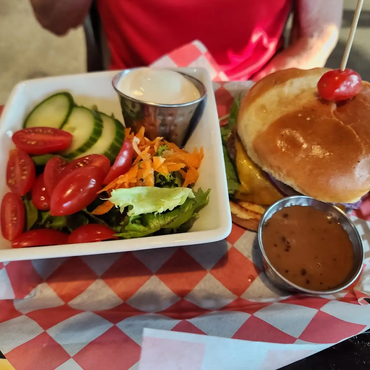 Cheeseburger with Side House Salad Dressing