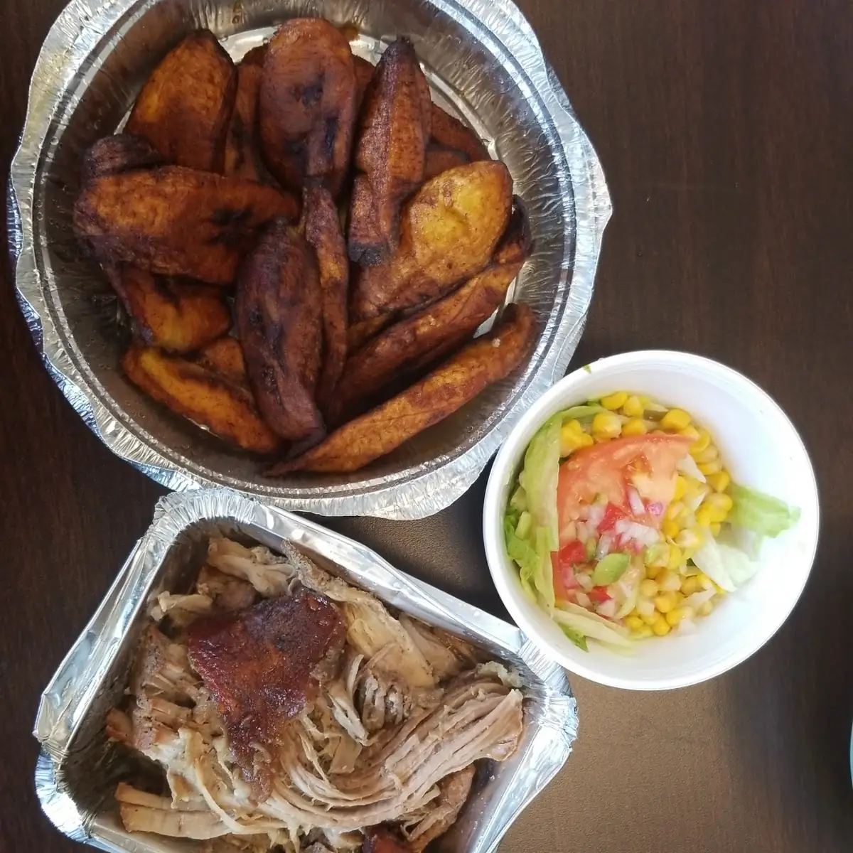 Pernil Platanos Ensalada Mixta