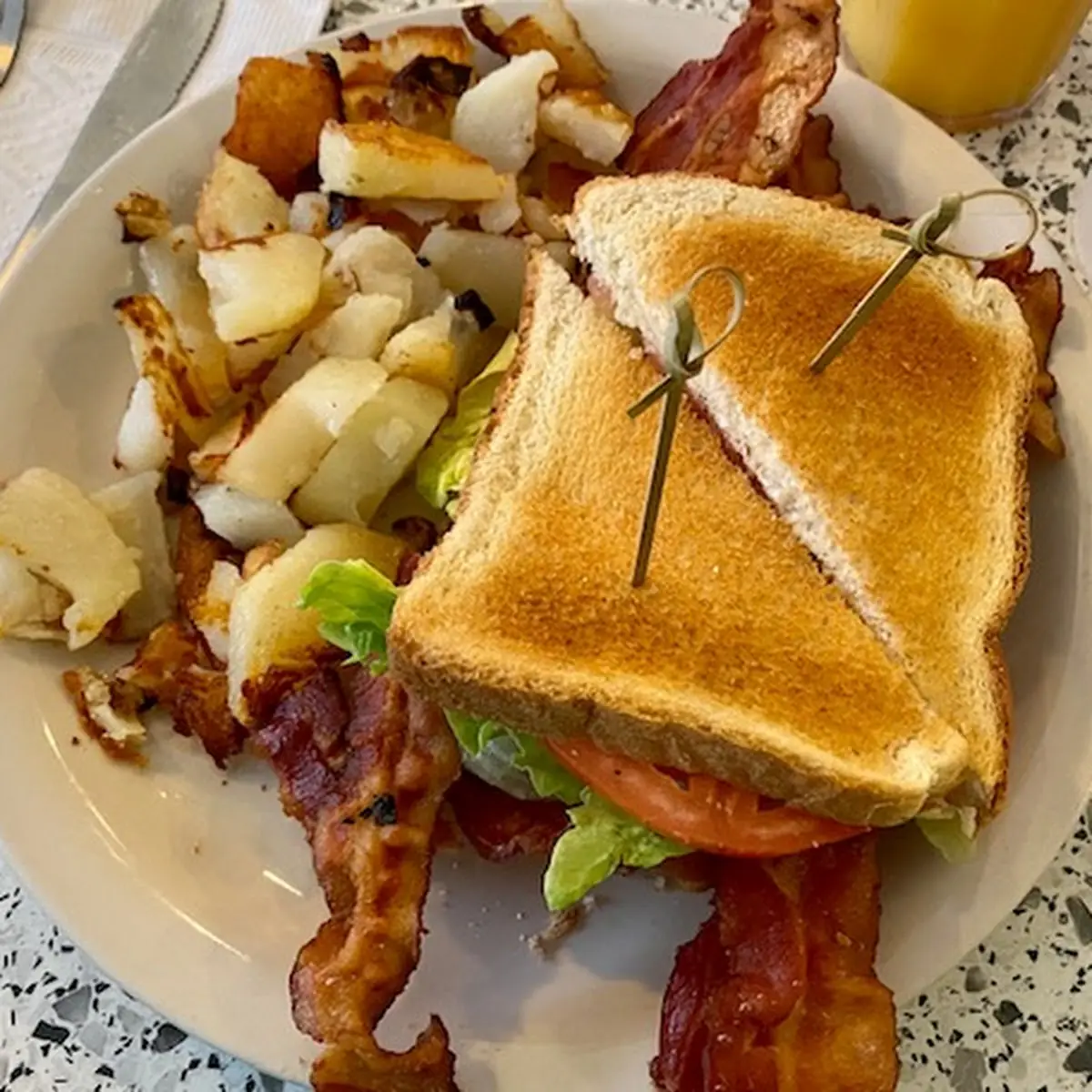 blt Sandwich with Potatoes