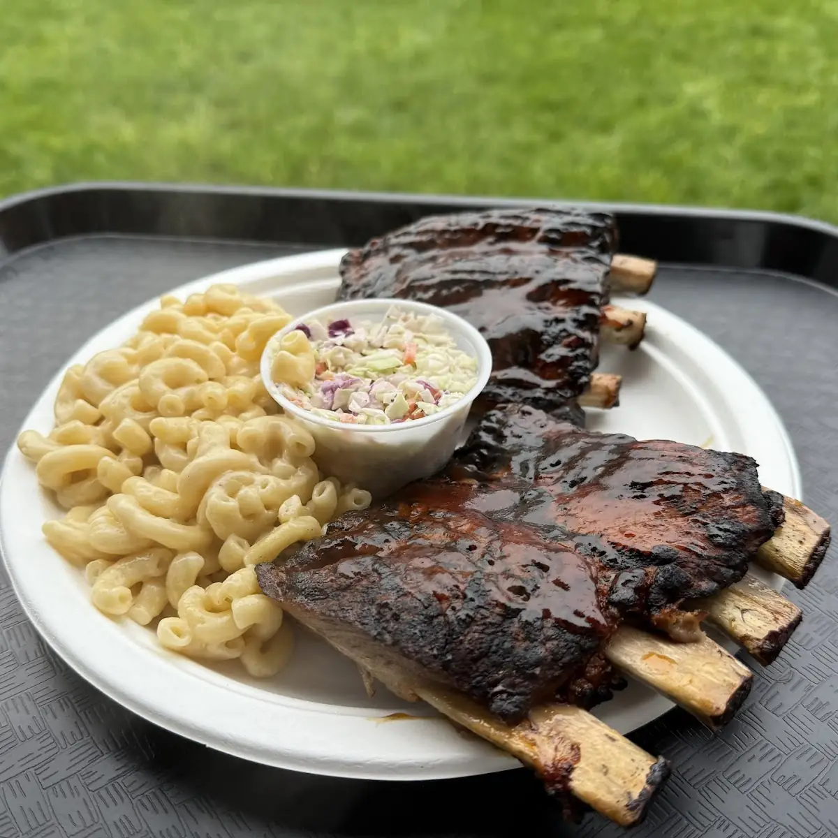 Smoked Ribs with Mac & Cheese & Coleslaw