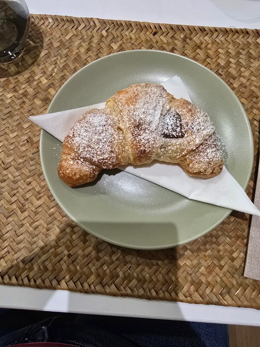 Americano Croissant