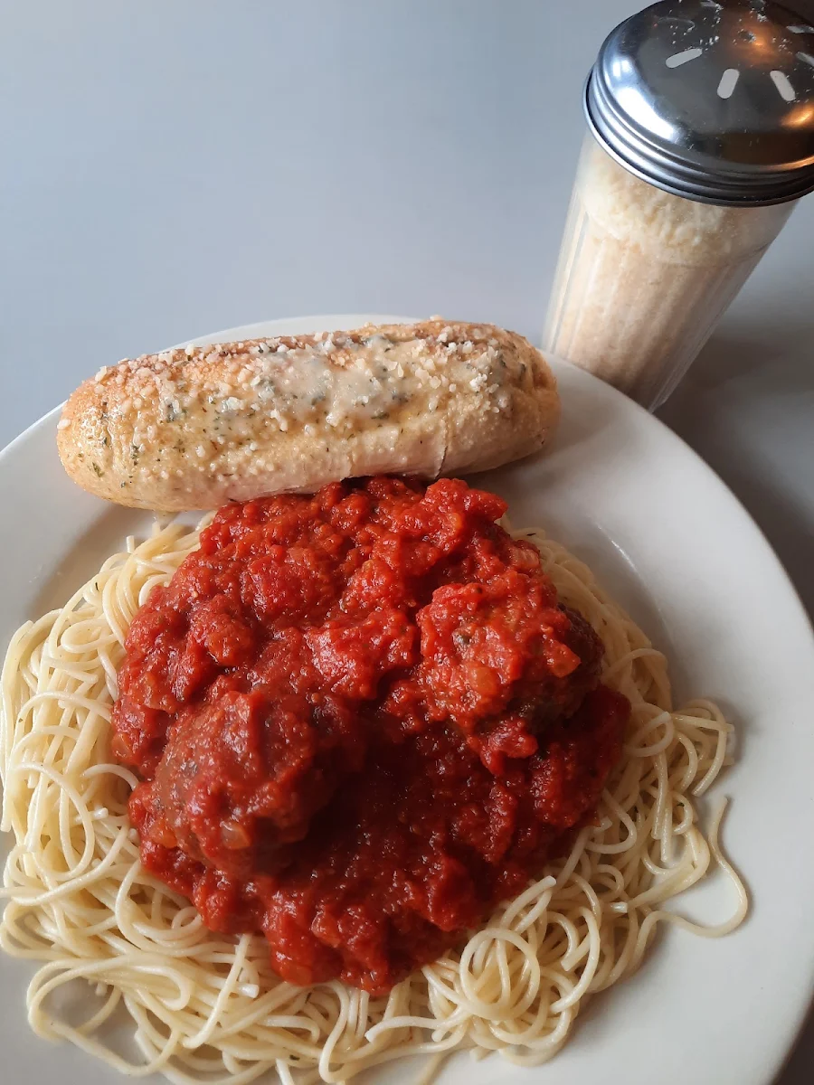 Spaghetti with Sauce and Garlic Bread