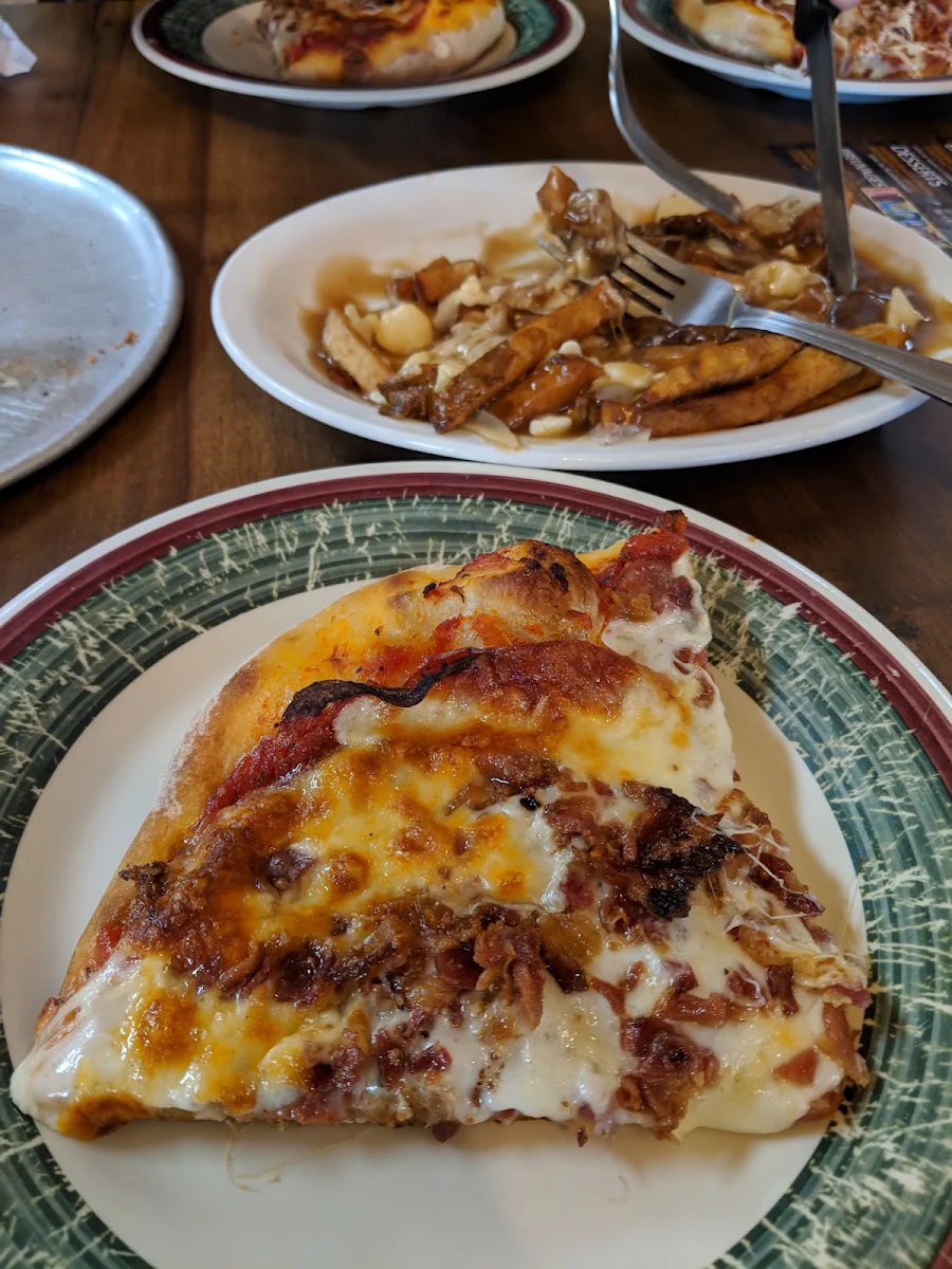 Quebeçoise Pizza Bacon and Pepperoni, George Le Roi Du Sous-Marin Vaudreuil