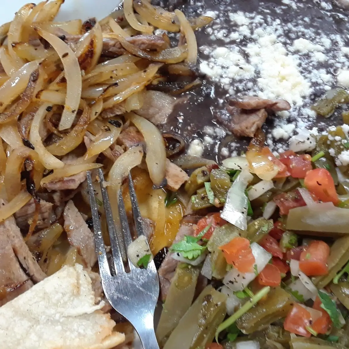 Bistec Encebollado Con Nopales