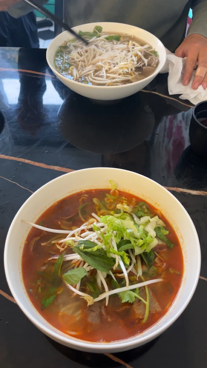 B4-Bún Bò Huế Spicy Round Rice Noodles Soup