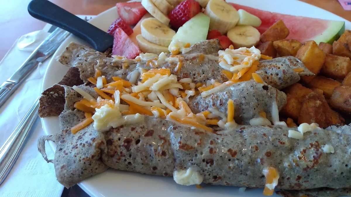 Galette de Sarrasin Enrobé de Saucisses Et Fromage Râpé Ainsi Que Des Fruits
