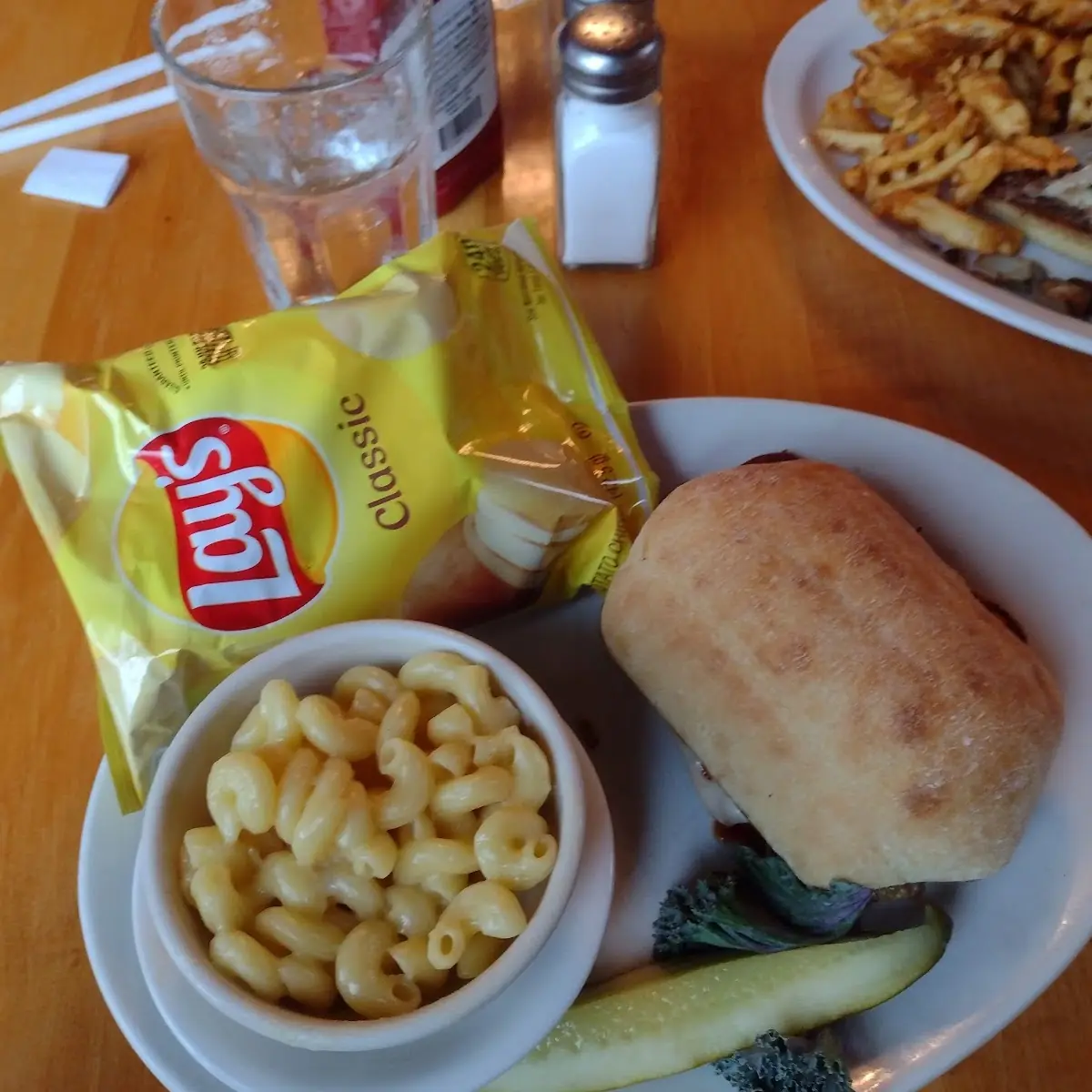 Cadiji Sandwich and Mac and Cheese with Chips