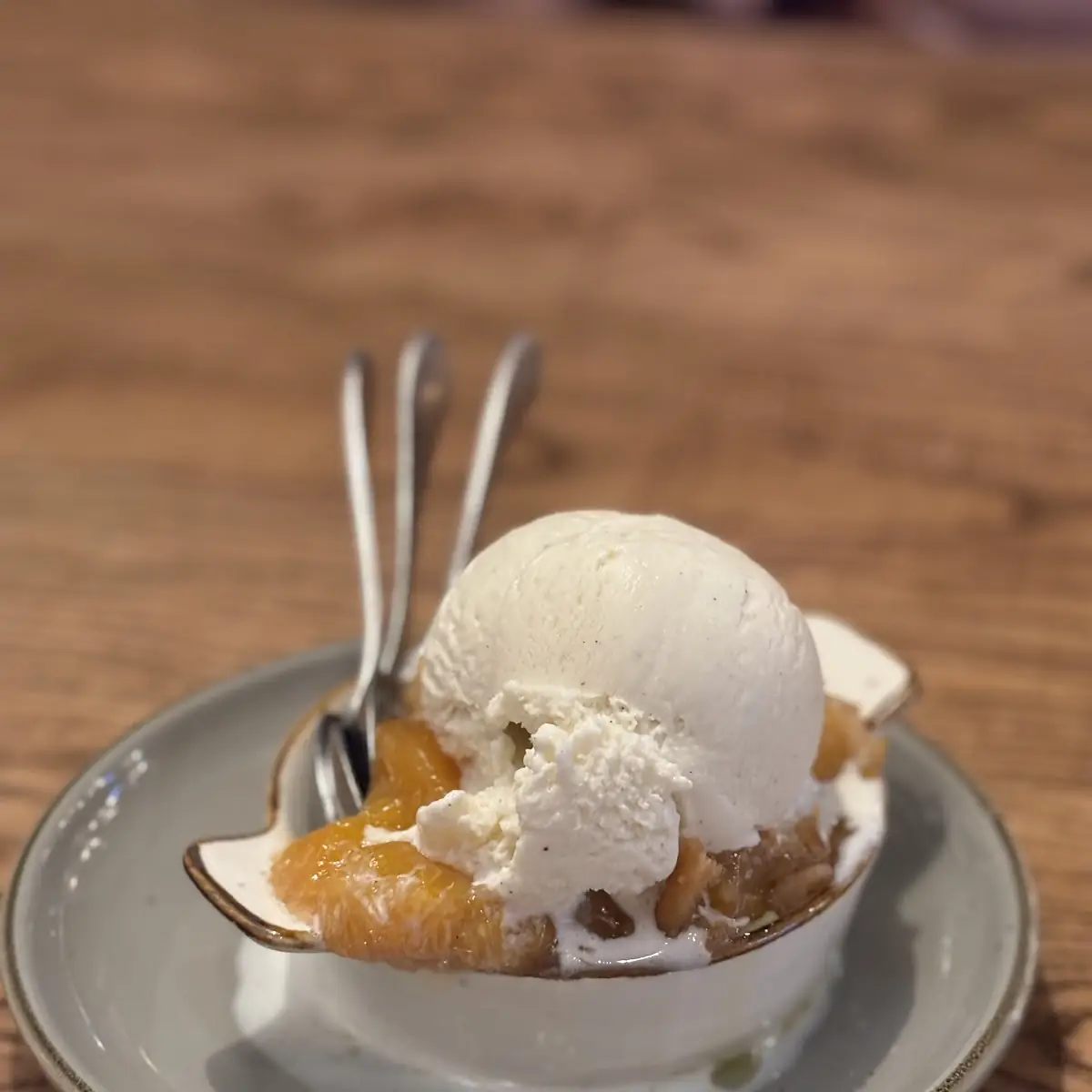 Peach Cobbler à La Mode