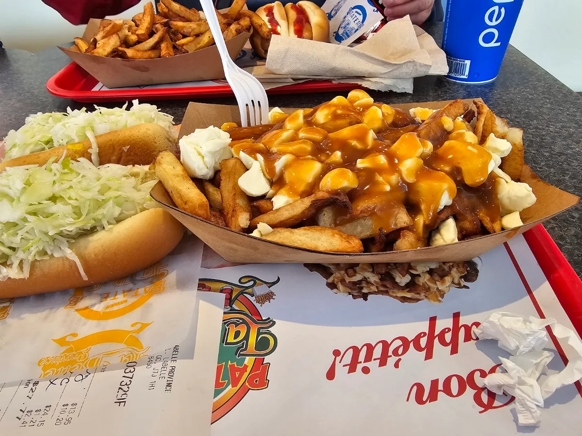 Poutine Régulière Et Hot Dog Avec Une Liqueur